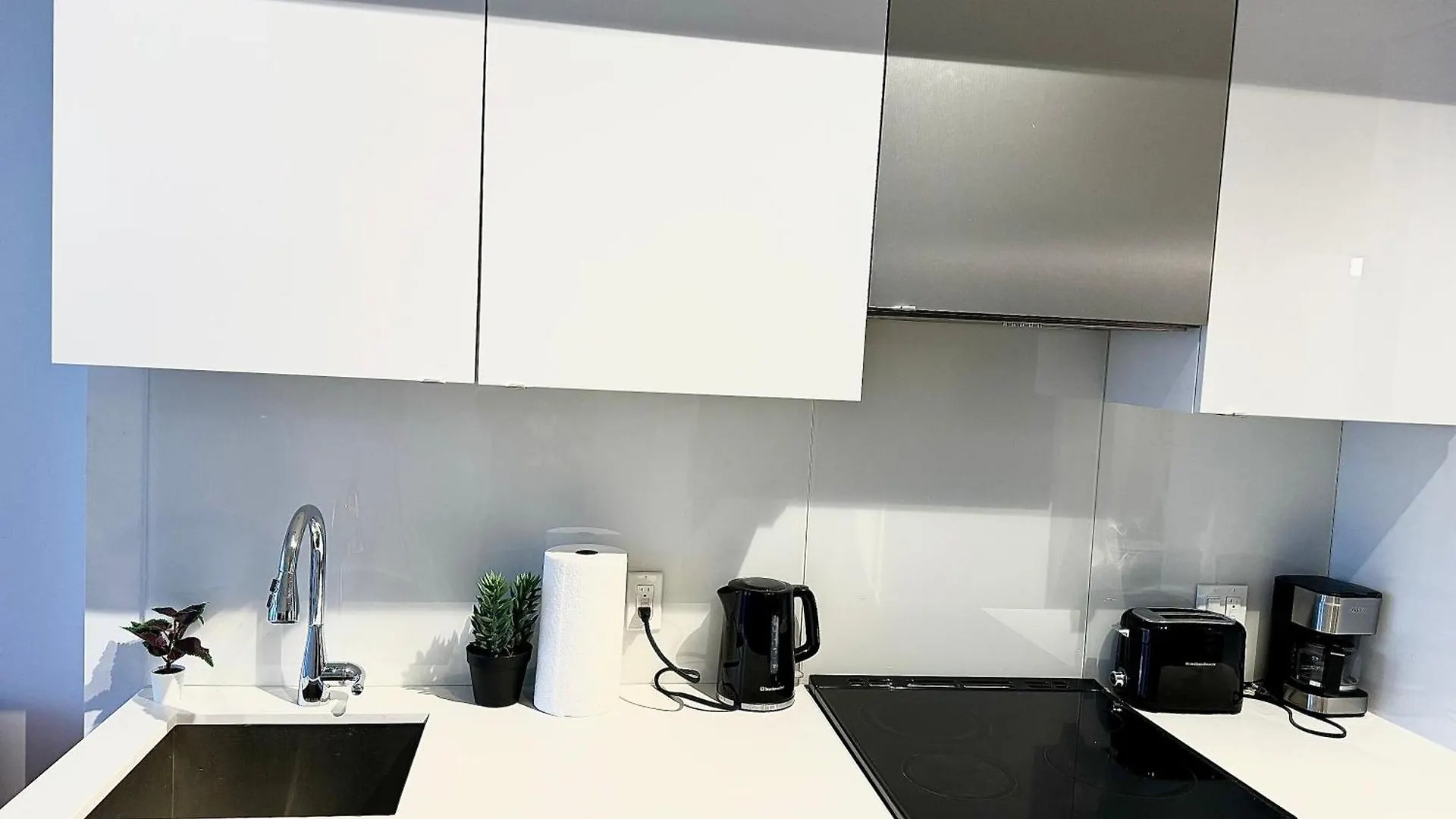 Elegant Condo Near Eaton Centre Mall Toronto