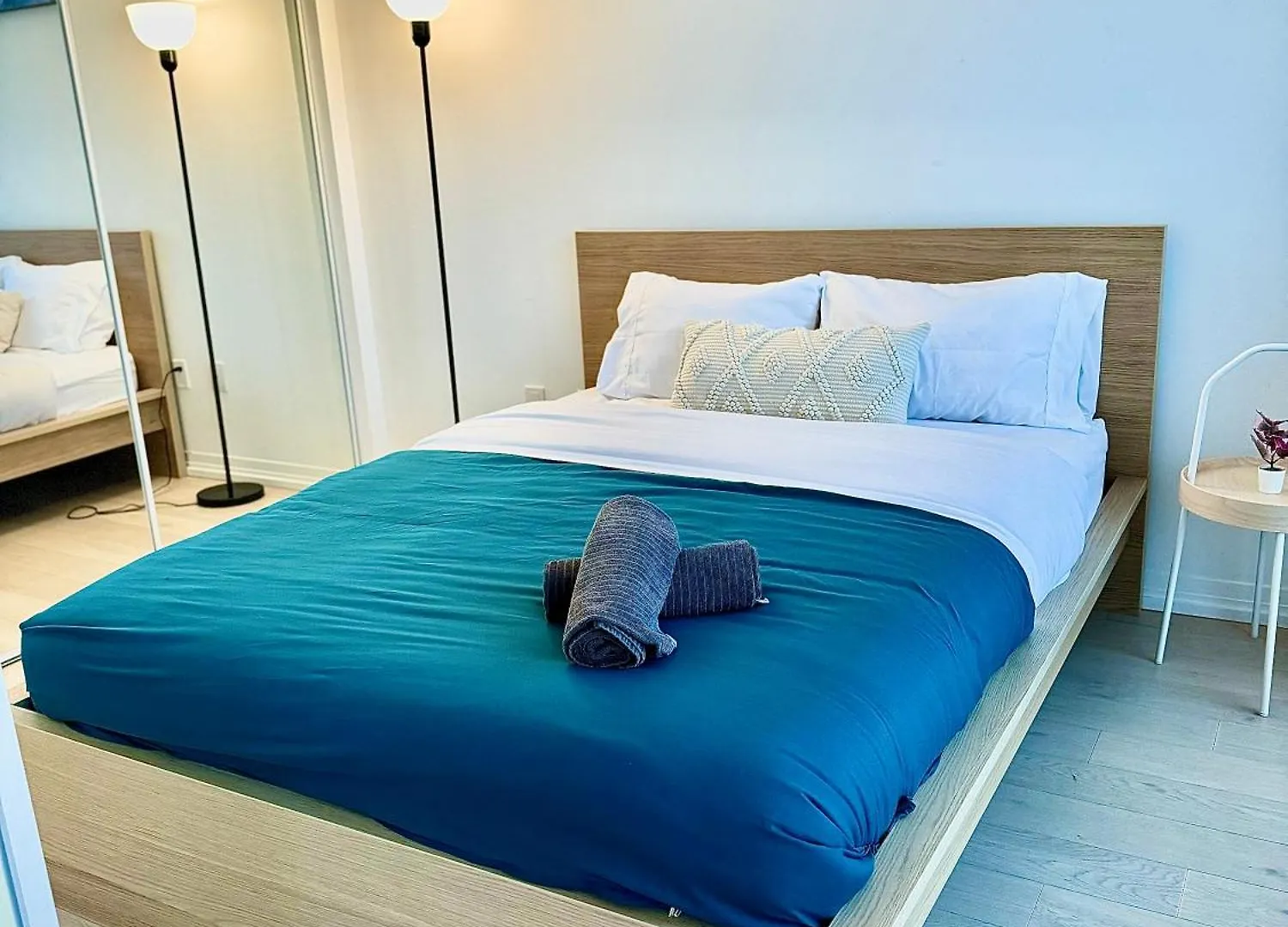 Elegant Condo Near Eaton Centre Mall Toronto