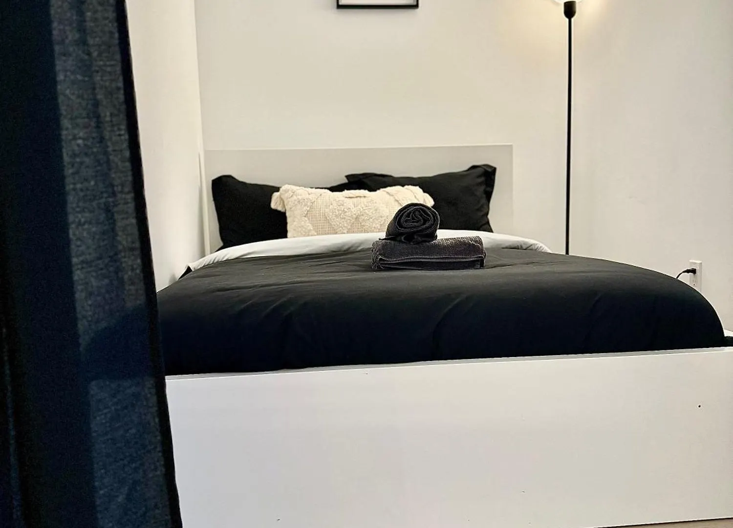 Elegant Condo Near Eaton Centre Mall Toronto Canada