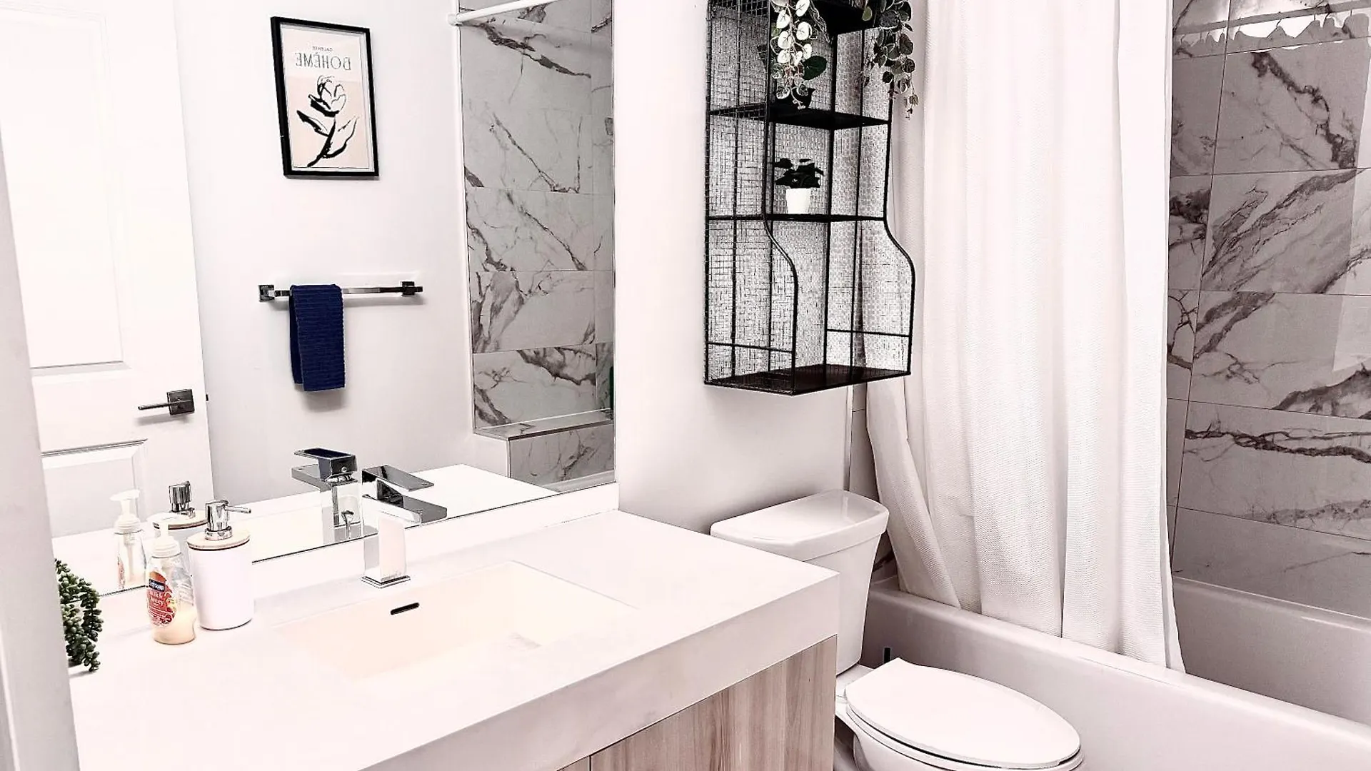 Elegant Condo Near Eaton Centre Mall Toronto Apartment